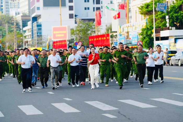 [Video] Công an Khánh Hòa sôi nổi hưởng ứng hưởng ứng “Ngày chạy Olympic vì sức khỏe toàn dân – Vì an ninh Tổ quốc” năm 2026