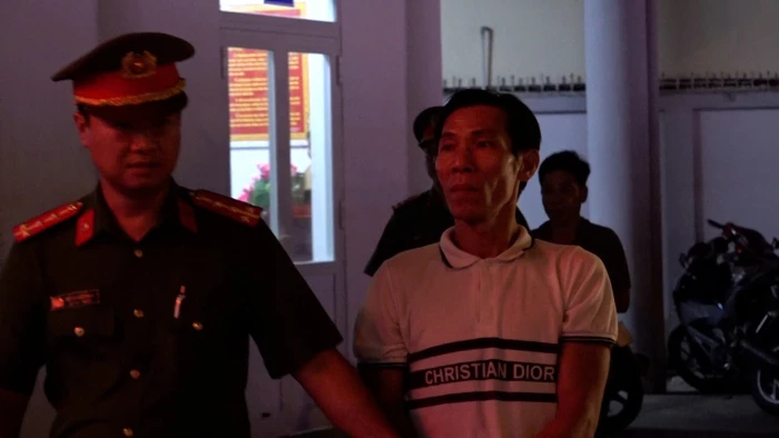 [VIDEO] Khởi tố, bắt tạm giam 2 đối tượng chống người thi hành công vụ dẫn đến việc Thiếu tá Nguyễn Xuân Hải, cán bộ Công an xã Diên Lâm hy sinh