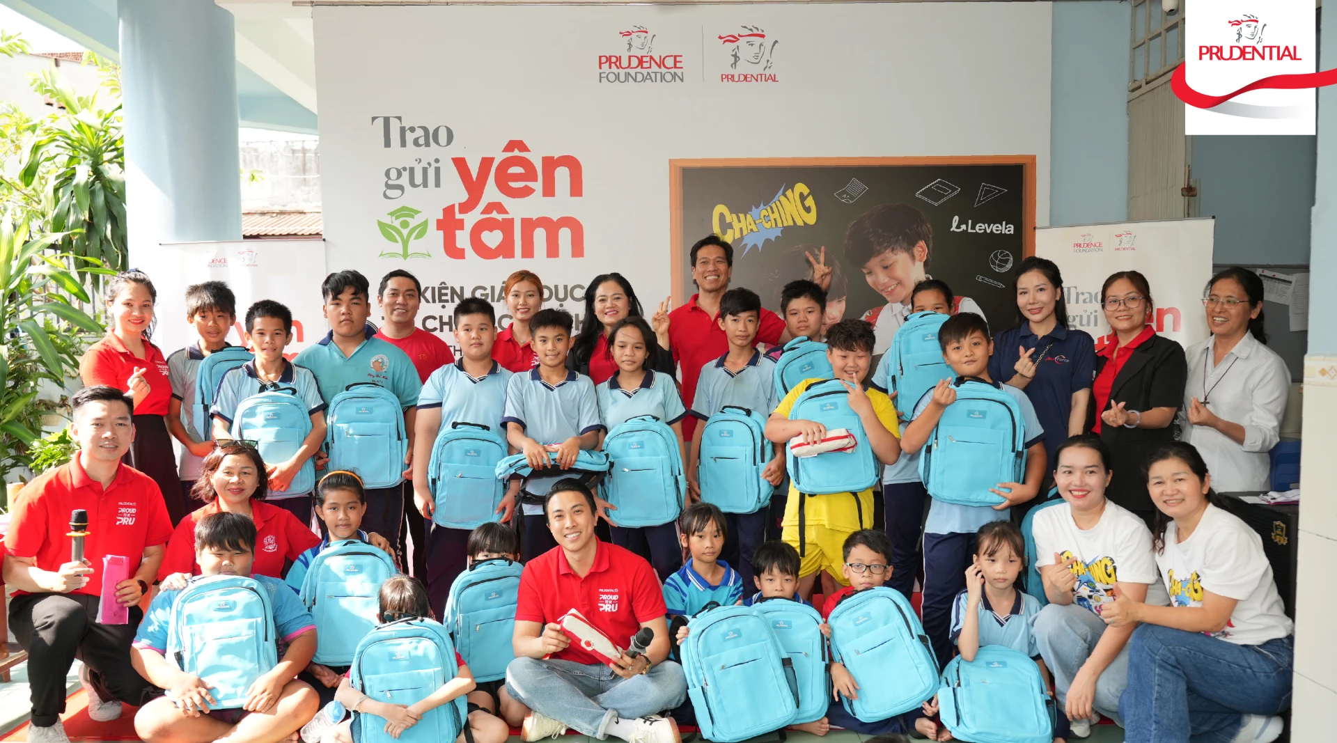 Các em học sinh nhận quà trong chương trình