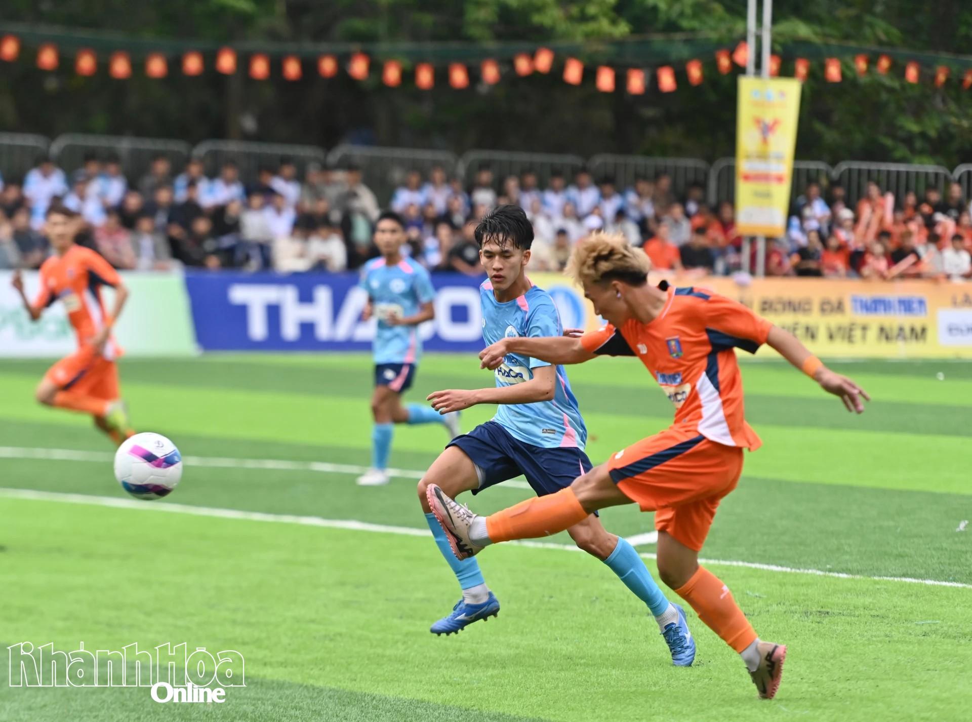 Cầu thủ thi đấu tại Giải bóng đá Thanh niên Sinh viên Việt Nam lần thứ IV - 2026 cúp THACO. 