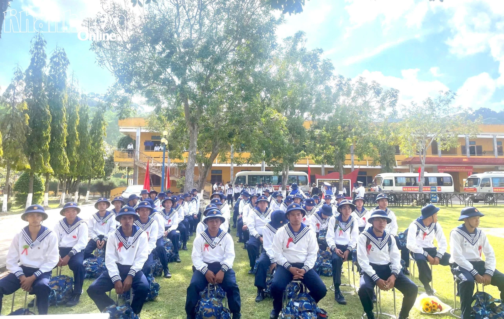 Các chiến sĩ mới nghe phổ biến quy định nơi ăn ở, sinh hoạt