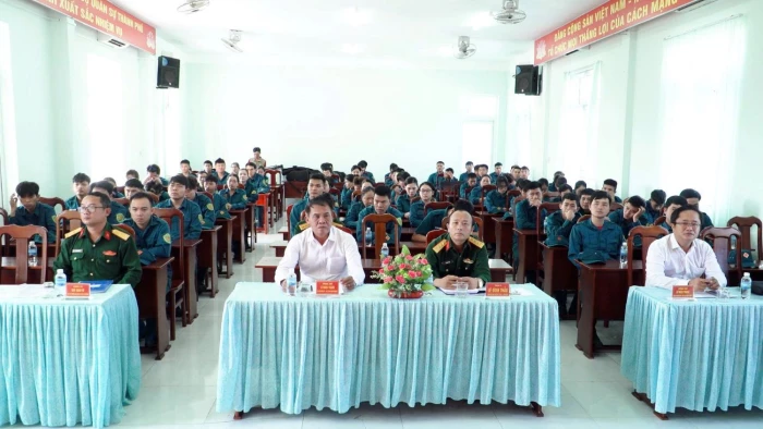 Ban Chỉ huy Quân sự phường Cam Ranh khai mạc lớp huấn luyện dân quân cơ động năm 2026