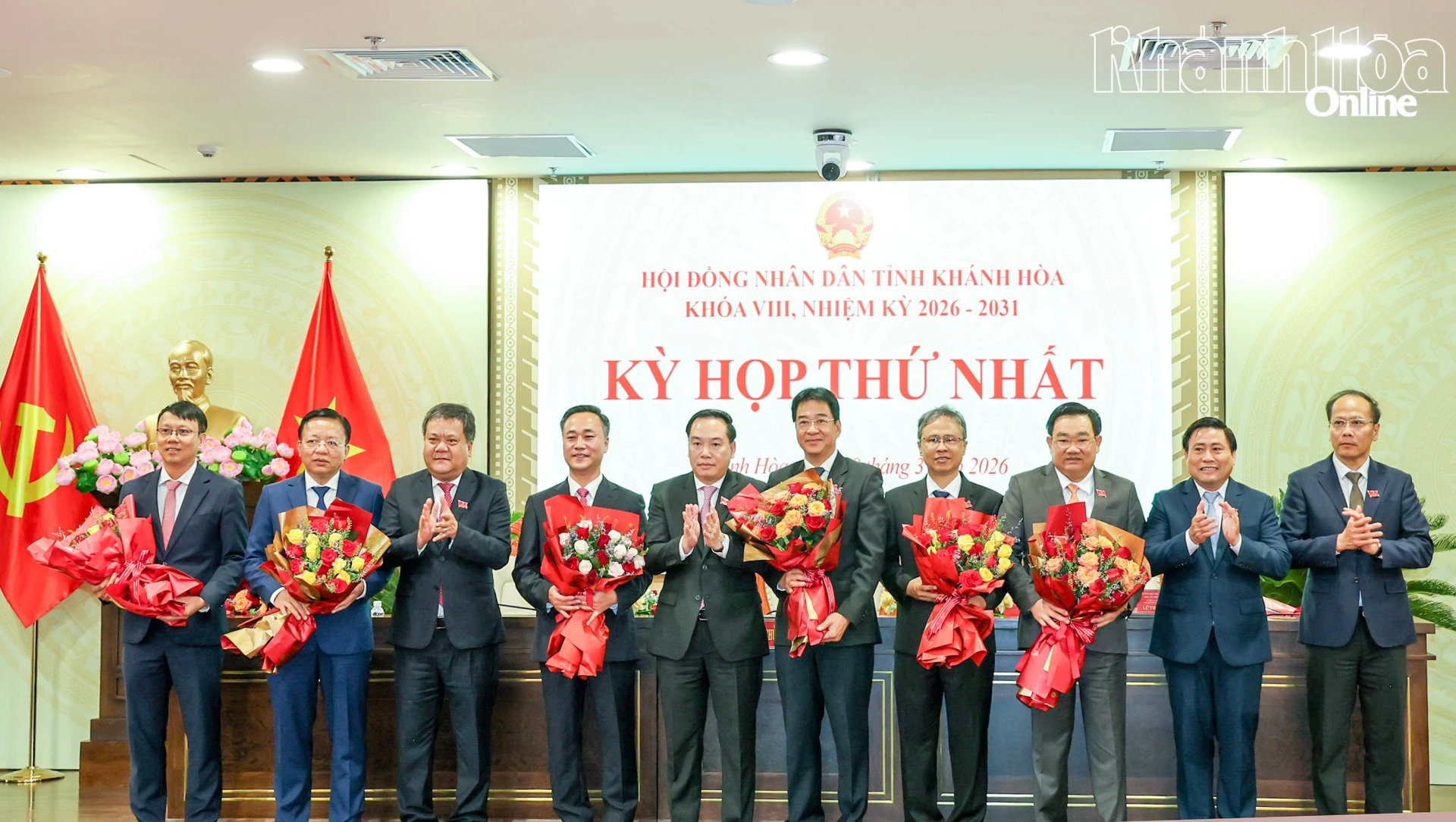 Các đồng chí lãnh đạo tỉnh tặng hoa cho lãnh đạo UBND tỉnh nhiệm kỳ 2026-2031