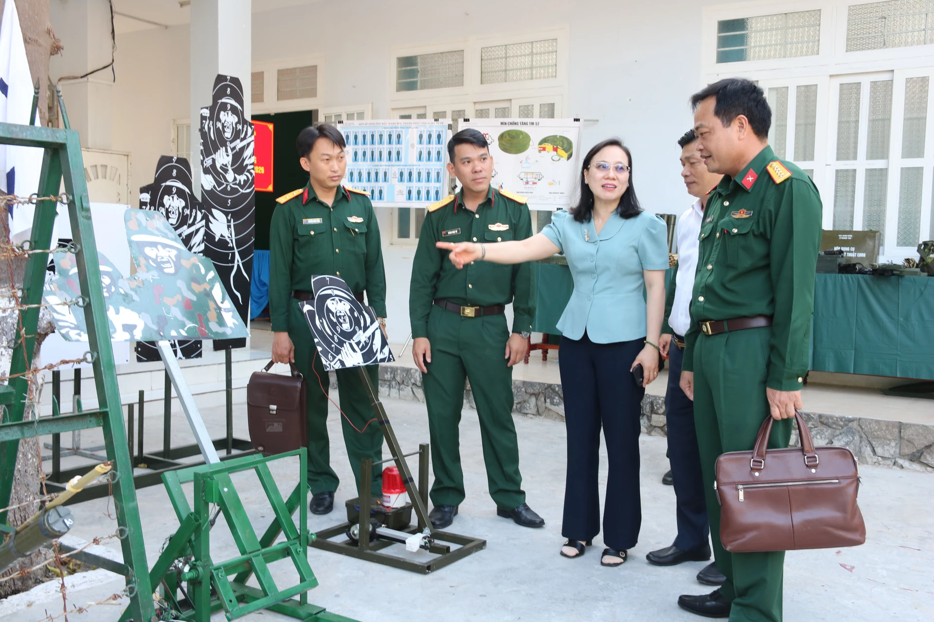Lãnh đạo Ban Chỉ huy Phòng thủ khu vực 4-Đô Vinh và lãnh đạo phường Phan Rang tham quan mô hình huấn luyện