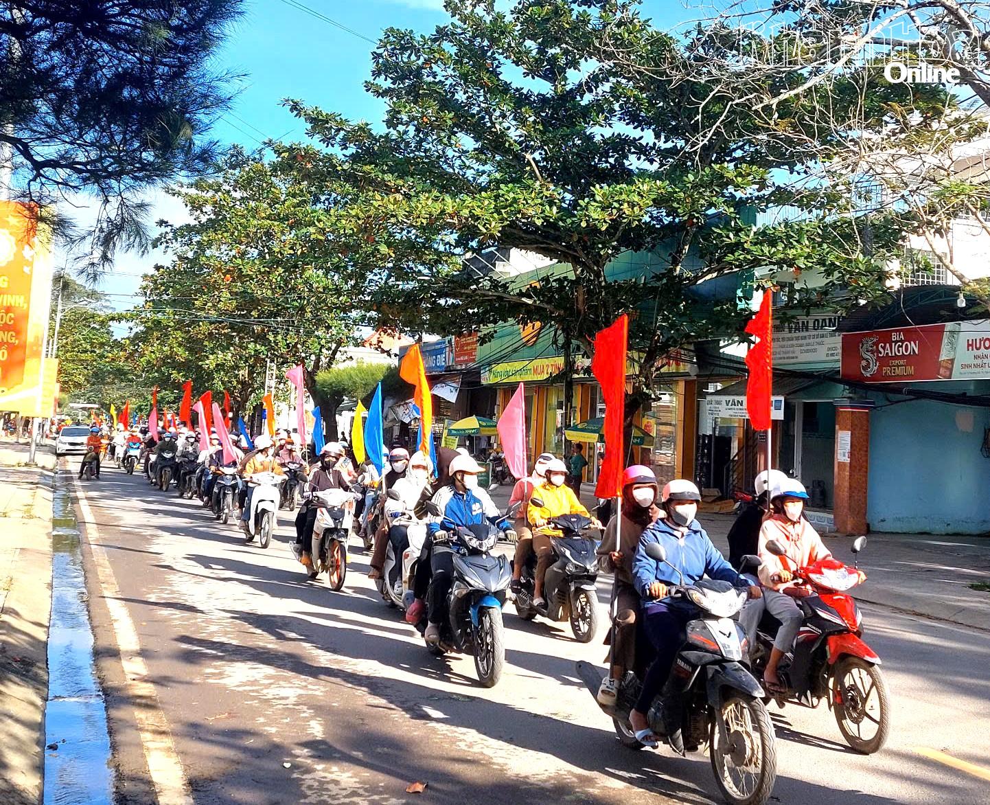 Các lực lượng của xã Khánh Vĩnh diễu hành qua các tuyến đường để tuyên truyền về bầu cử..