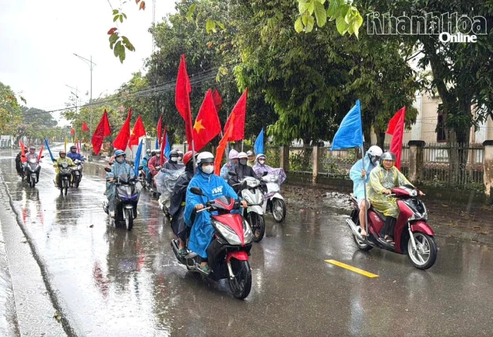 Xã Khánh Vĩnh diễu hành tuyên truyền bầu cử đại biểu Quốc hội khóa XVI và đại biểu HĐND các cấp
