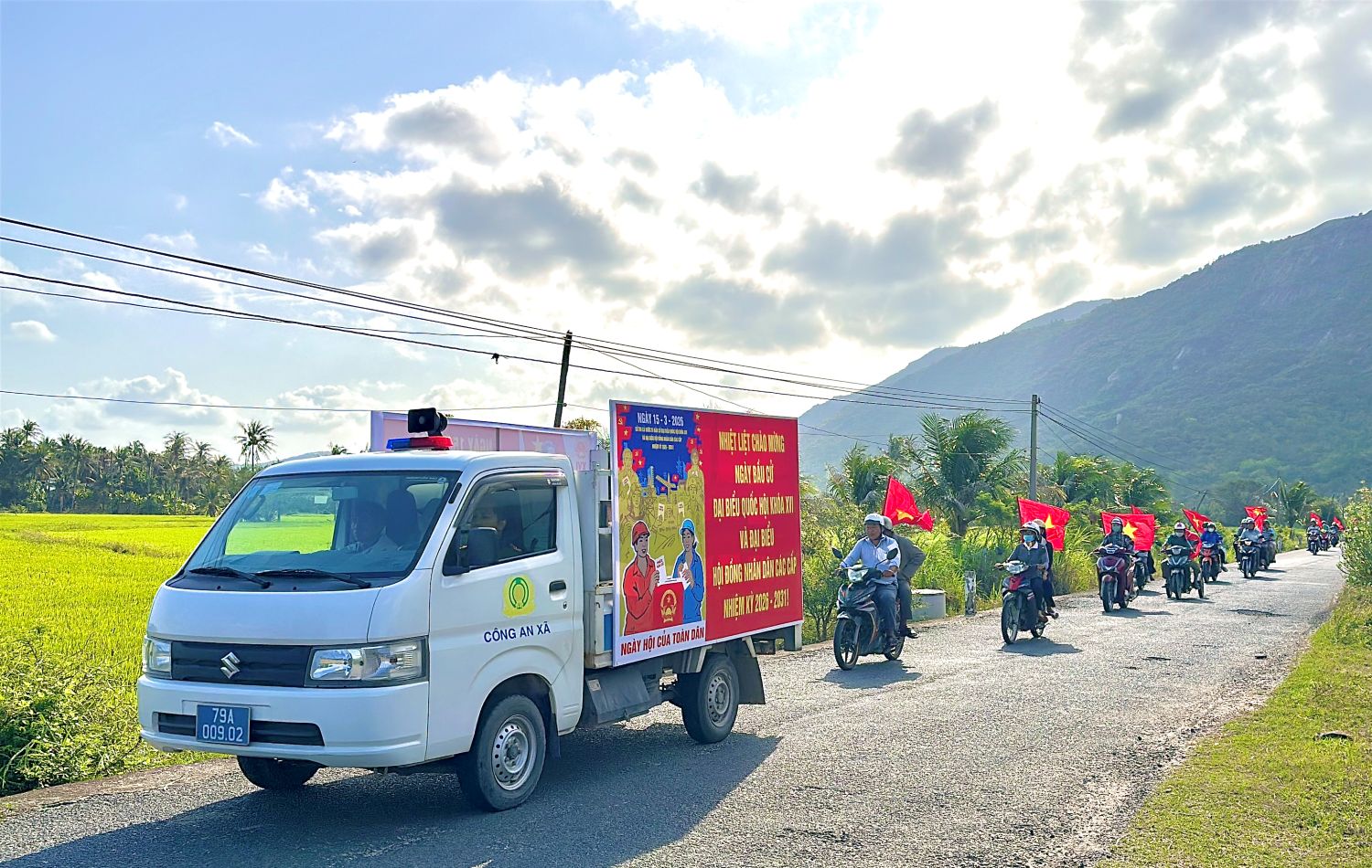 Các lực lượng tham gia diễu hành tuyên truyền trên các tuyến đường.