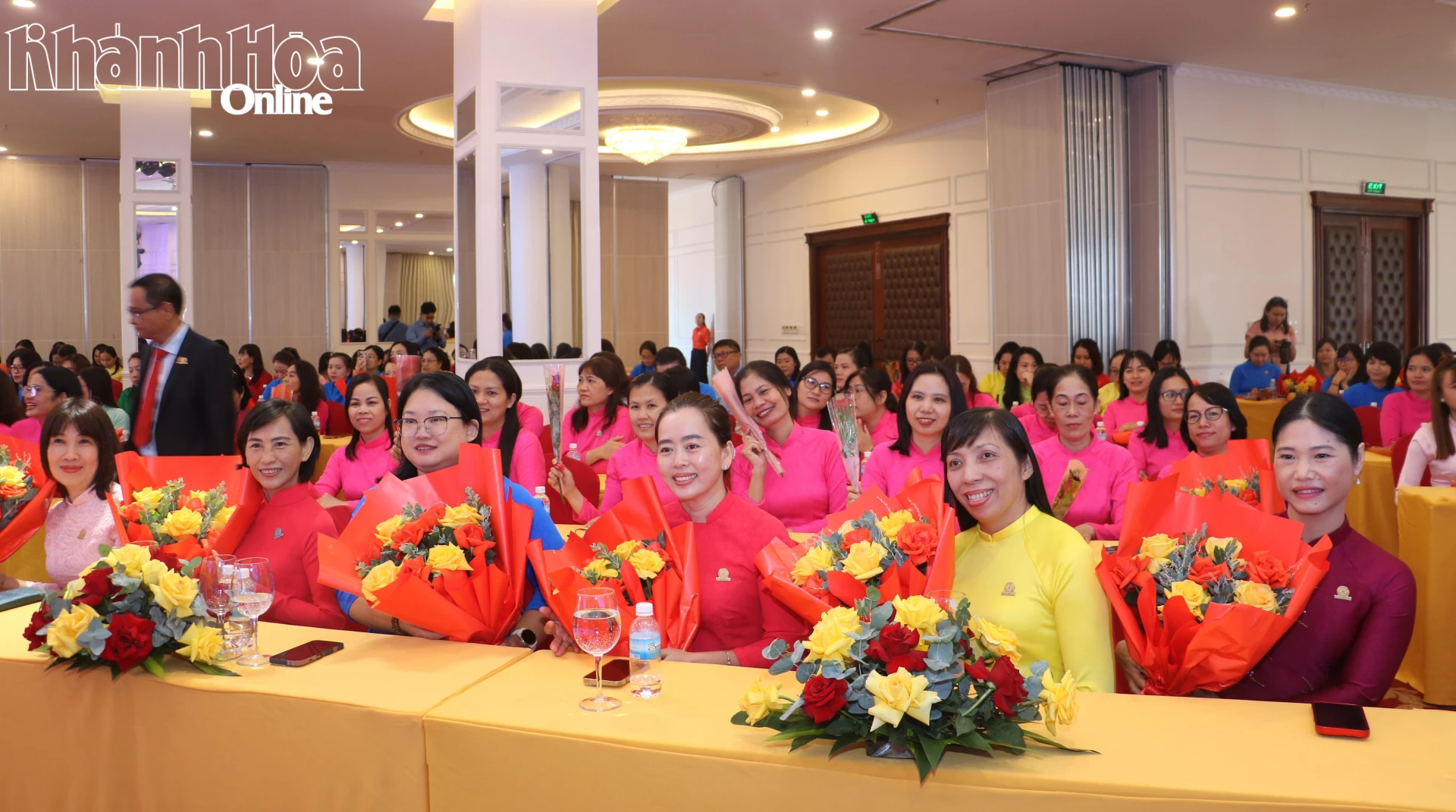 Các nữ cá bộ, nhân viên công ty