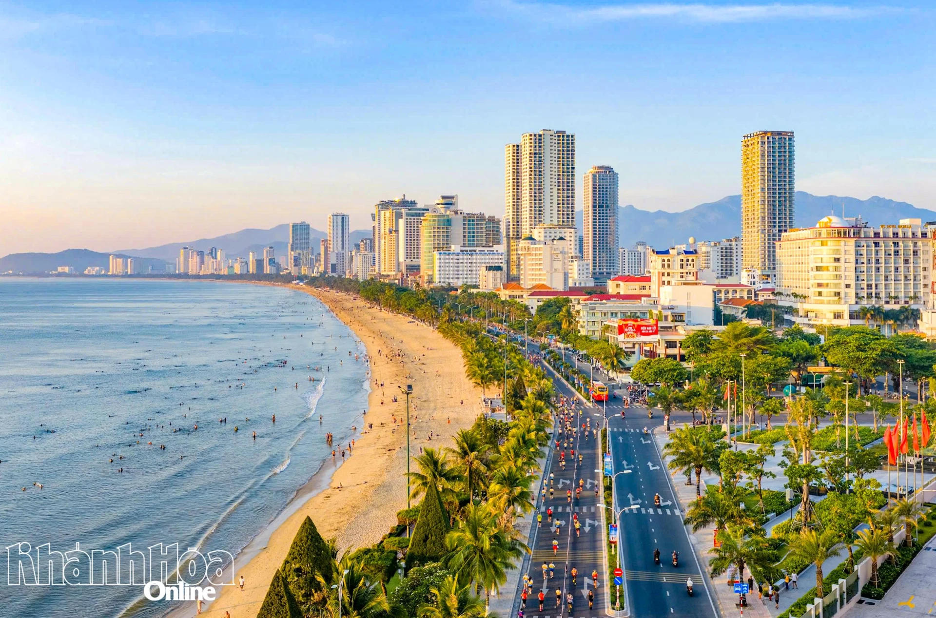 Các vận động viên cùng đón ánh bình minh bên bờ vịnh Nha Trang xinh đẹp (ảnh V.M.C)