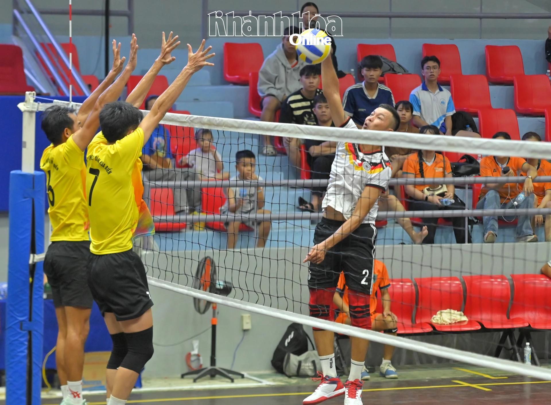 Các vận động viên thi đấu tại Giải bóng chuyền trong nhà tỉnh Khánh Hòa.