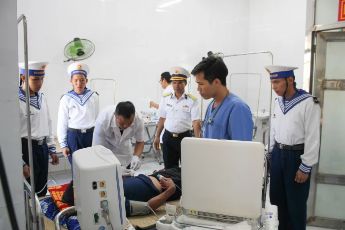 Bệnh xá đảo Song Tử Tây cấp cứu ngư dân bị giảm áp do lặn sâu