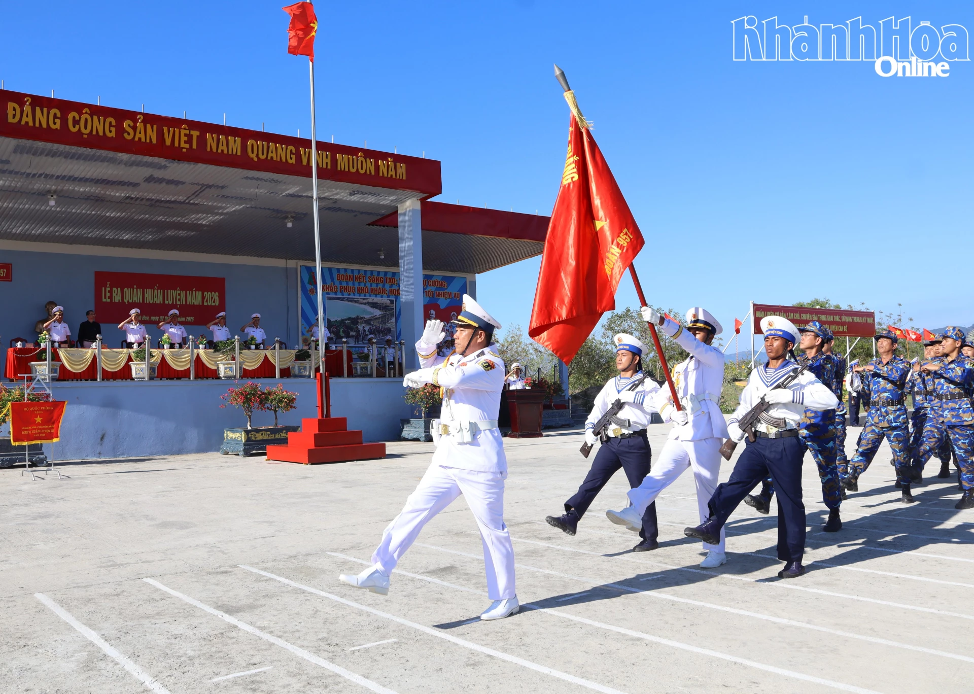 Cán bộ, chiến duyệt đội ngũ