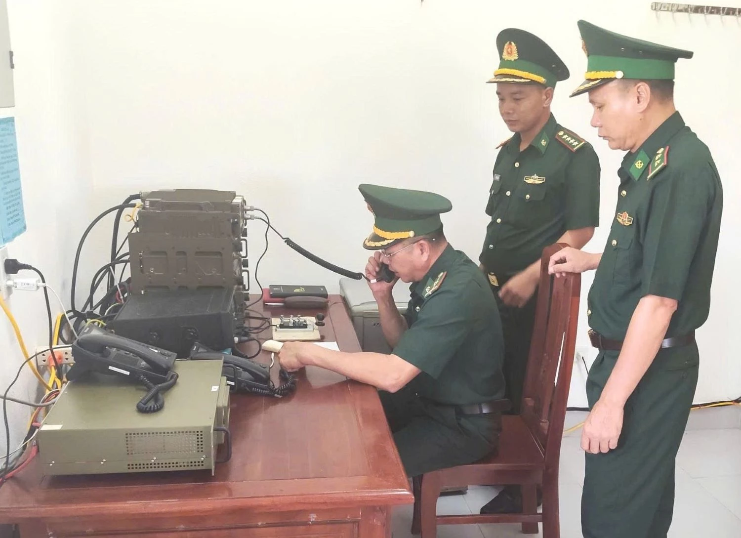 Cán bộ Đồn Biên phòng Trường Sa sử dụng máy vô tuyến điện để thông tin, hướng dẫn ngư dân trên biển nắm rõ thời gian, địa điểm bầu cử.