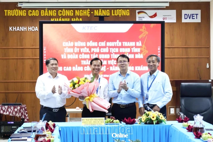 Phó Chủ tịch UBND tỉnh Nguyễn Thanh Hà làm việc với Trường Cao đẳng Công nghệ - Năng lượng Khánh Hòa