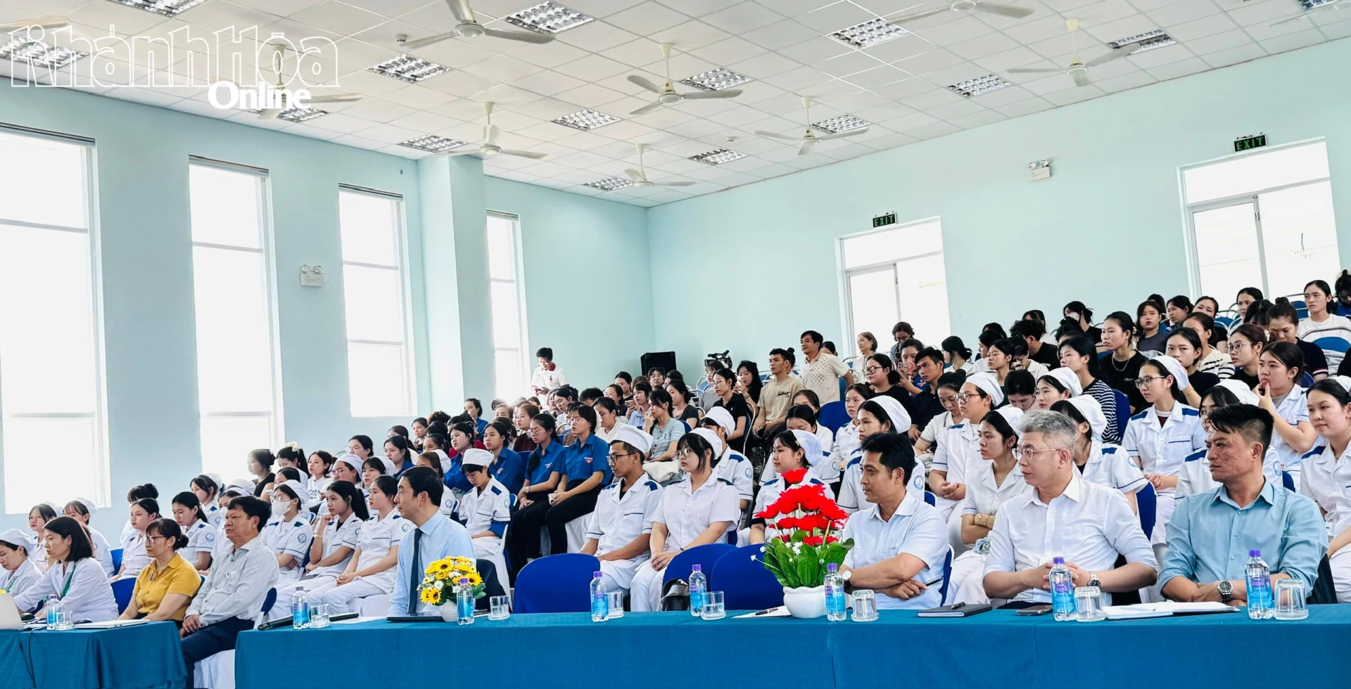 Đông sinh viên chuyên ngành Điều dưỡng tham gia buổi tư vấn