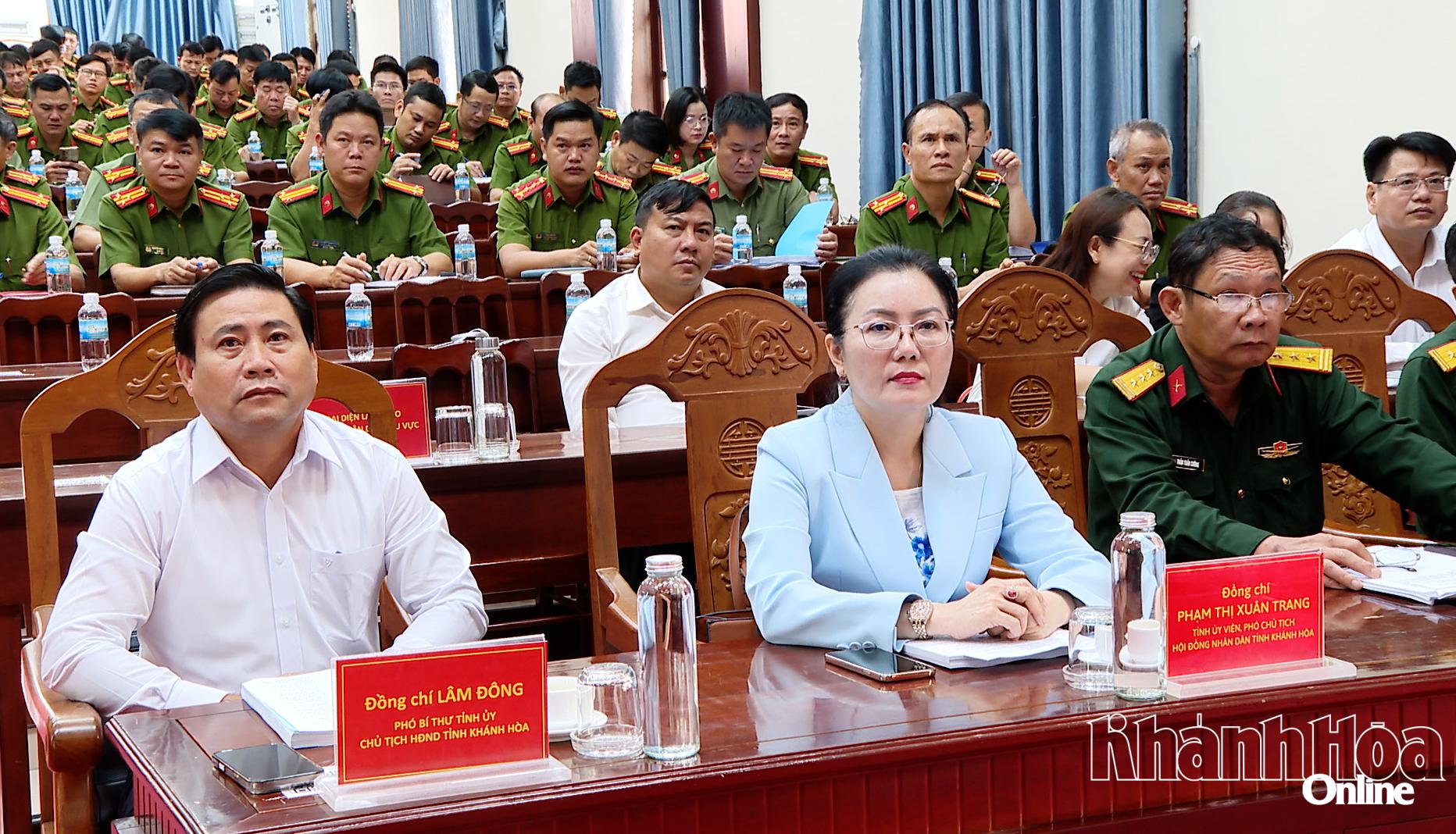 Đồng chí Lâm Đông cùng các đại biểu tham dự hội nghị tại điểm cầu Khánh Hòa.