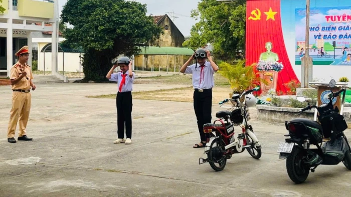 Công an xã Vạn Thắng phối hợp phổ biến pháp luật về trật tự an toàn giao thông cho học sinh và giáo viên