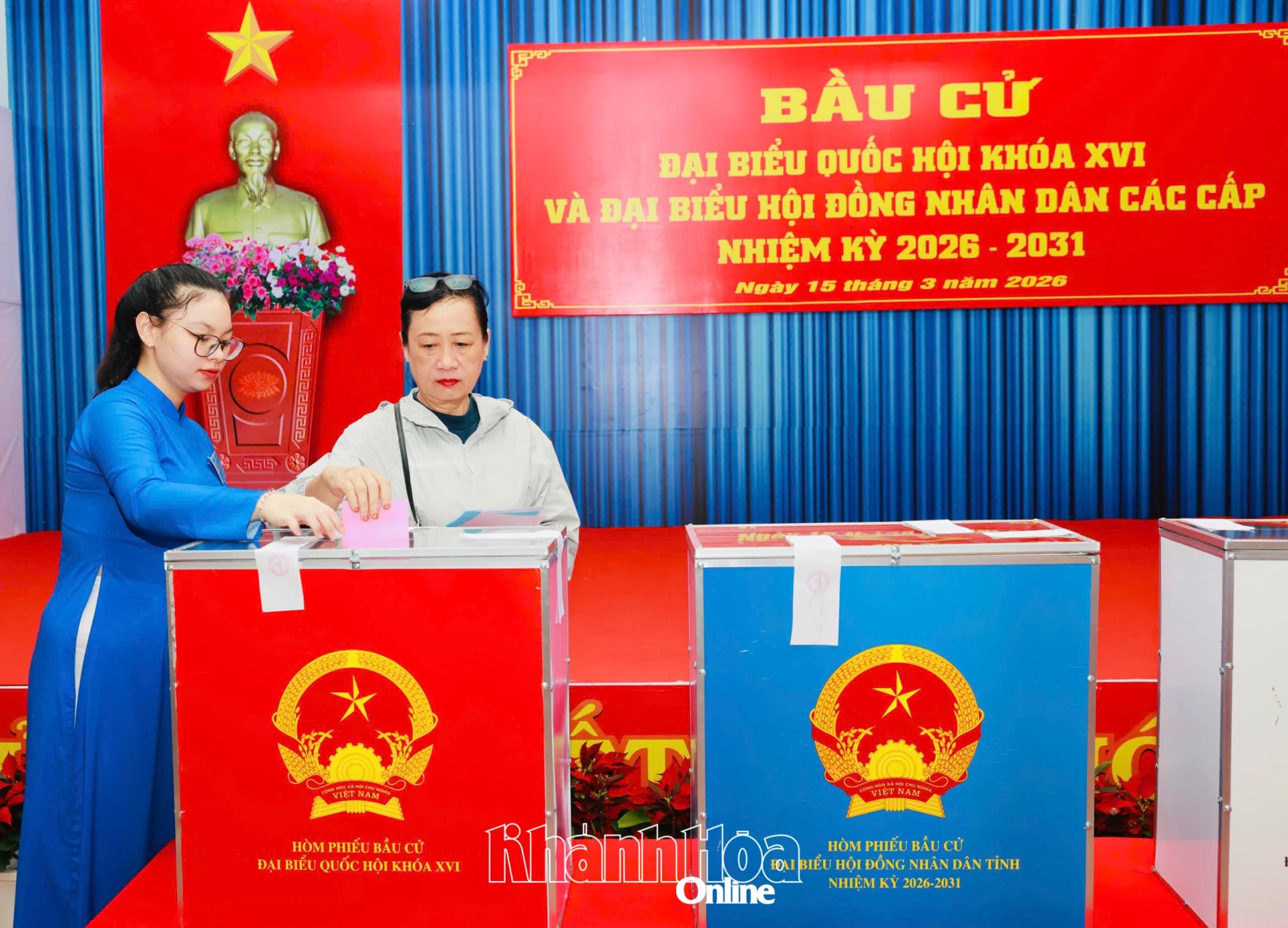 Cử tri bỏ phiếu tại Khu vực bỏ phiếu số 1, phường Nha Trang.