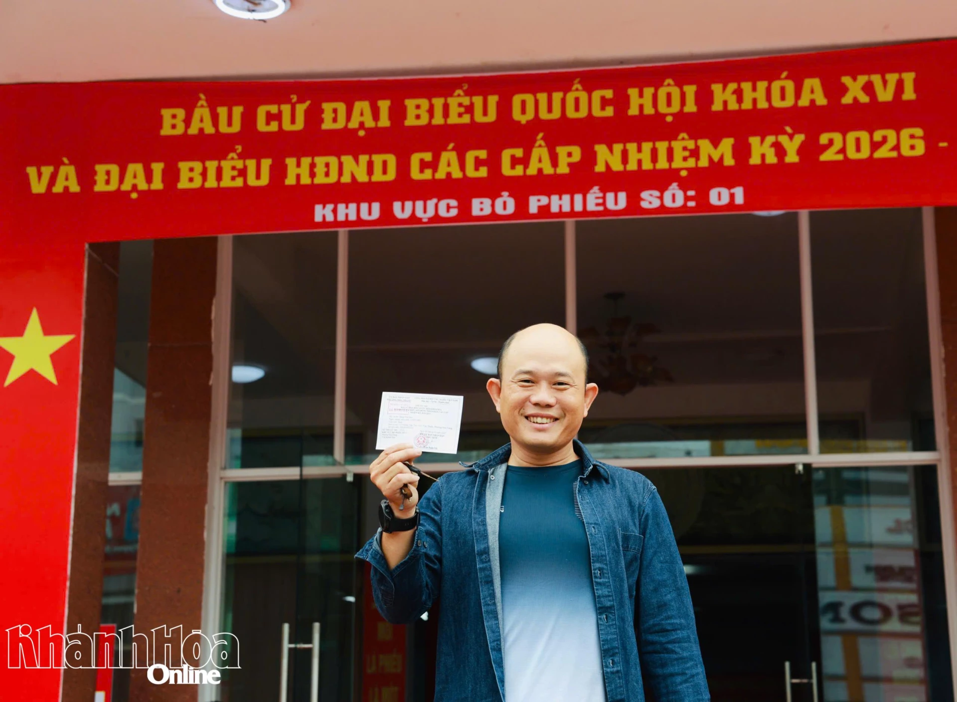 Cử tri thể hiện niềm vui khi hoàn thành việc bỏ phiếu bầu cử.