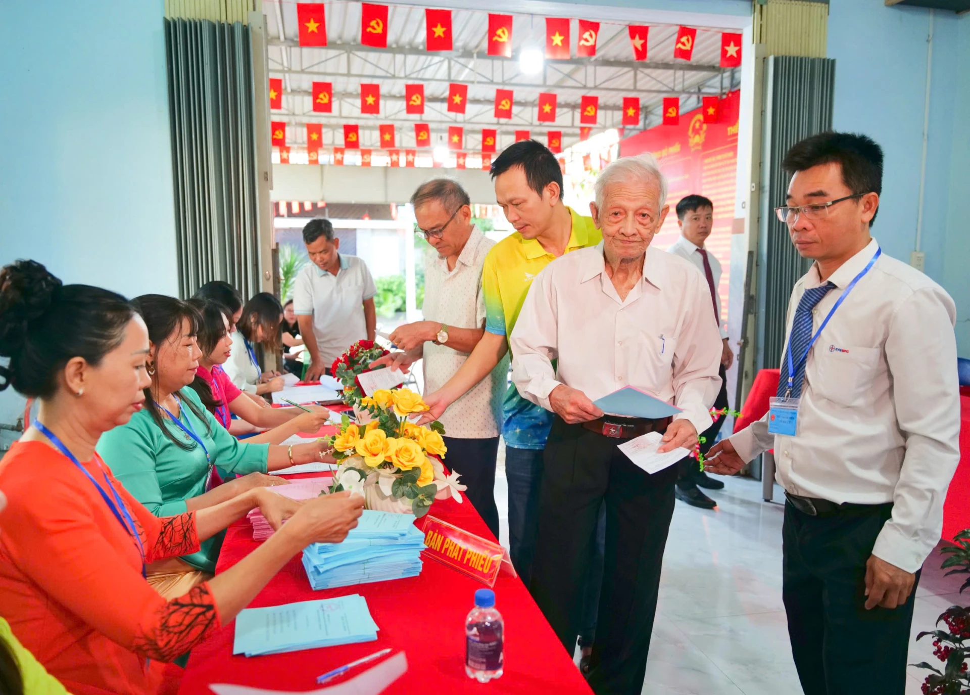 Cụ Cao Thăng (97 tuổi, 76 năm tuổi Đảng) đi bầu cử tại Khu vực bỏ phiếu số 8 (phường Bảo An). Ảnh: Thanh Xuân