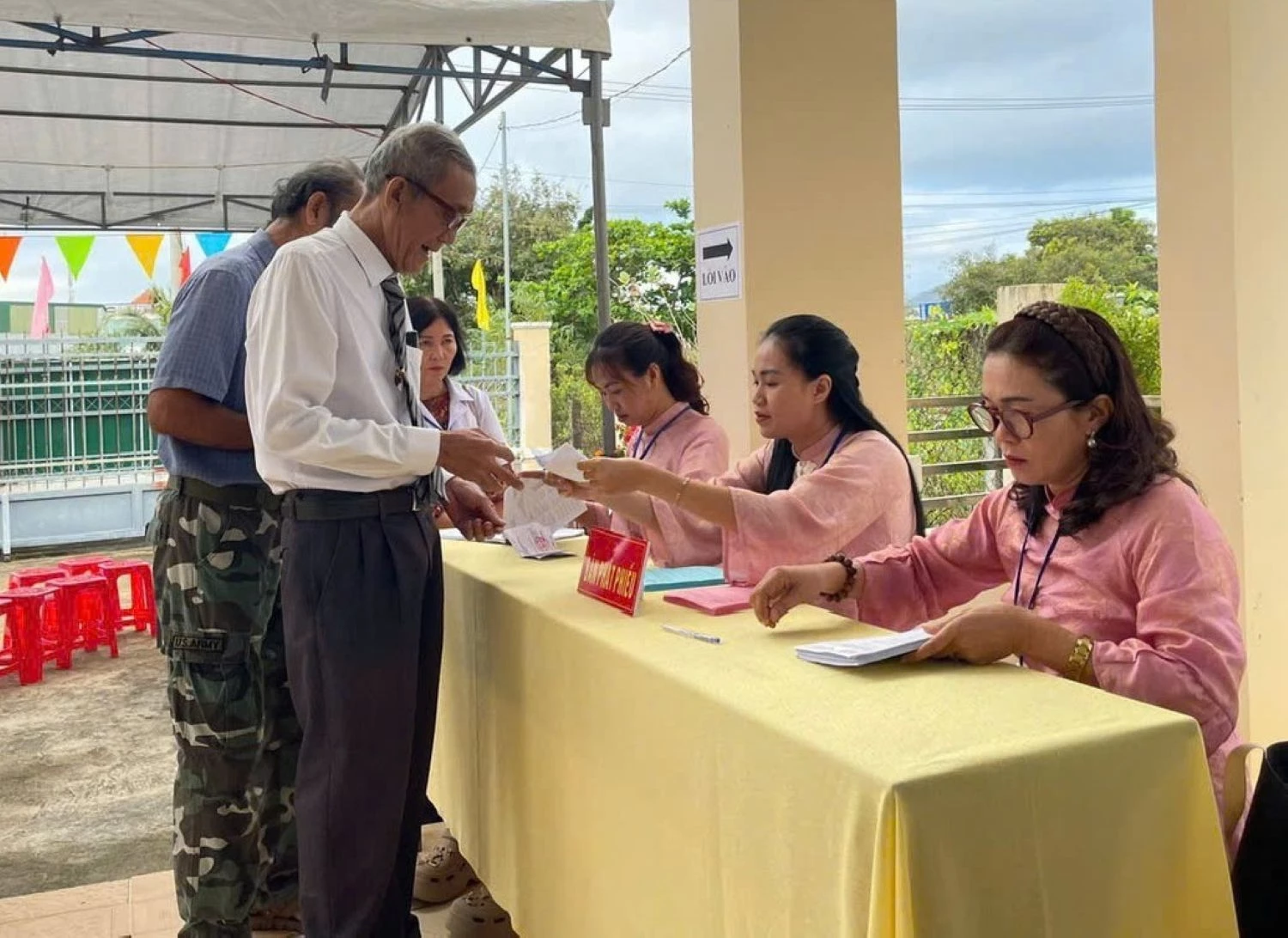 Tổ bầu cử phát phiếu bầu cho cử tri.