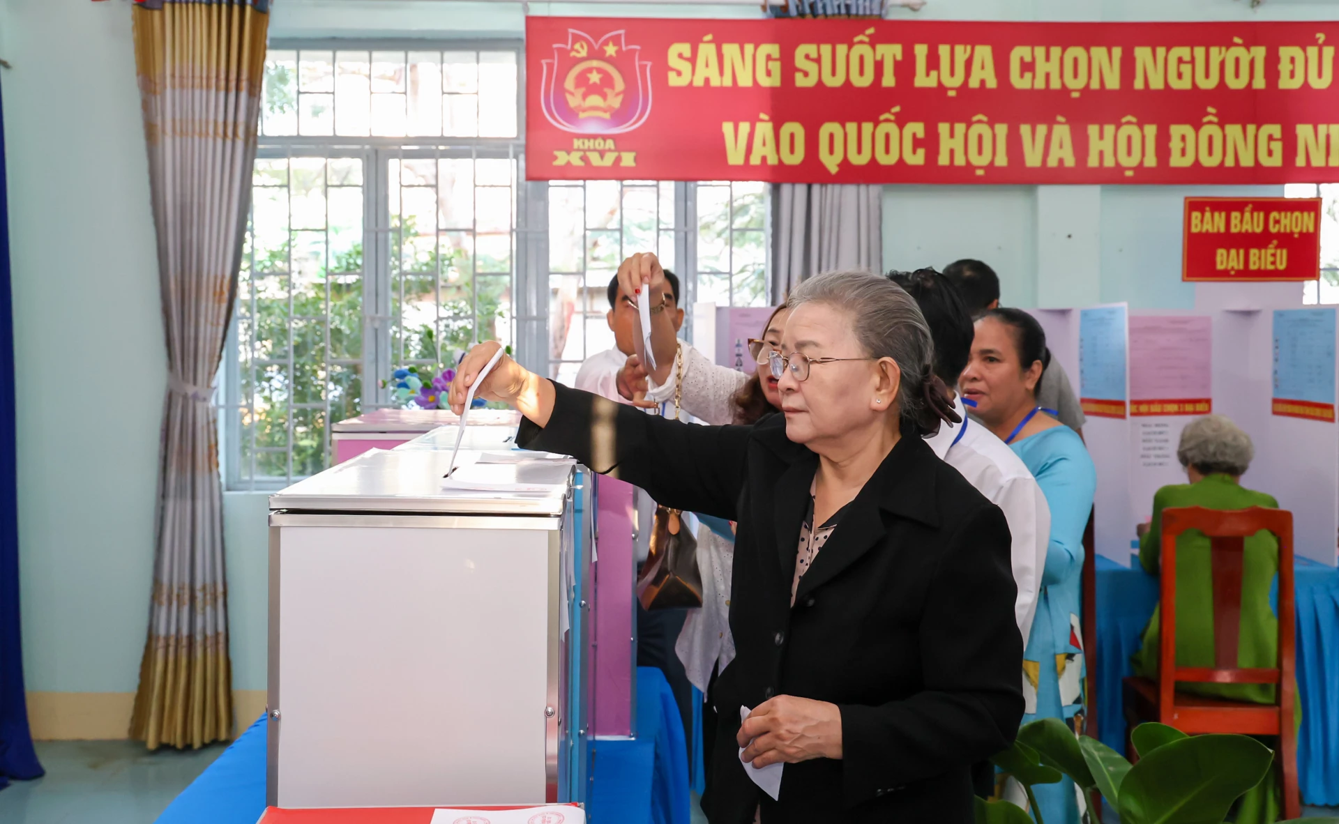 Cử tri đi bầu cử tại Khu vực bỏ phiếu số 12 (phường Phan Rang) Ảnh: Công Định.