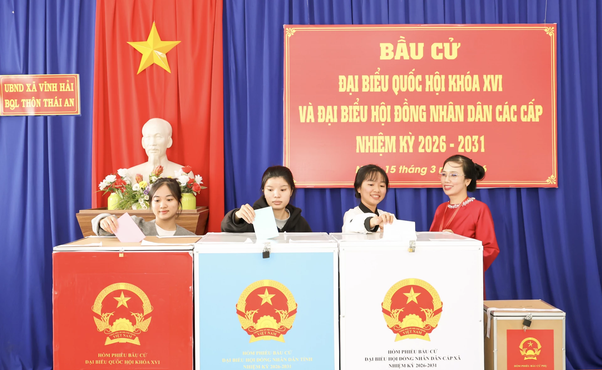 Cử tri thôn Thái An (xã Vĩnh Hải) đi bỏ phiếu. Ảnh: Công Định.