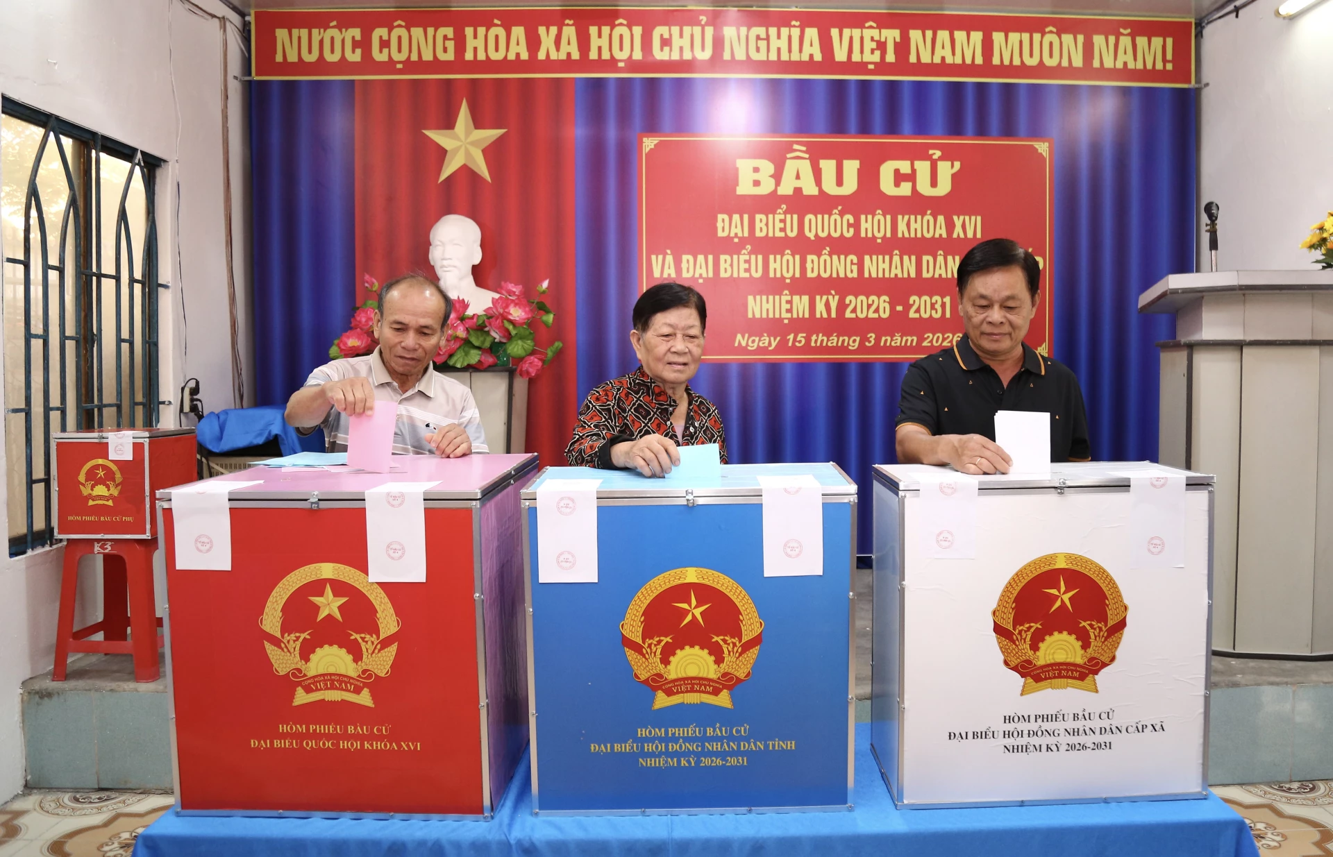 Cử tri thực hiện bỏ phiếu tại Khu vực bỏ phiếu số 4 (phường Phan Rang). Ảnh: Thanh Long.