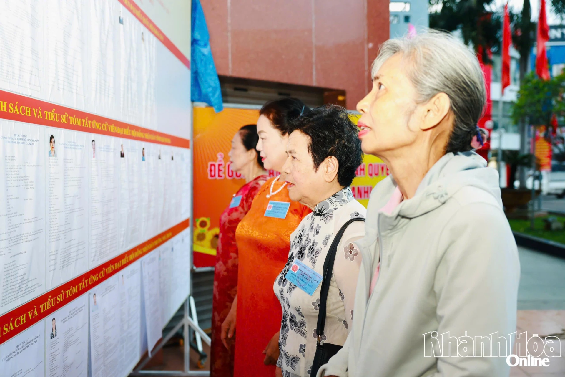 Cử tri xem tiểu sử các ứng cử viên trước khi bỏ phiếu.