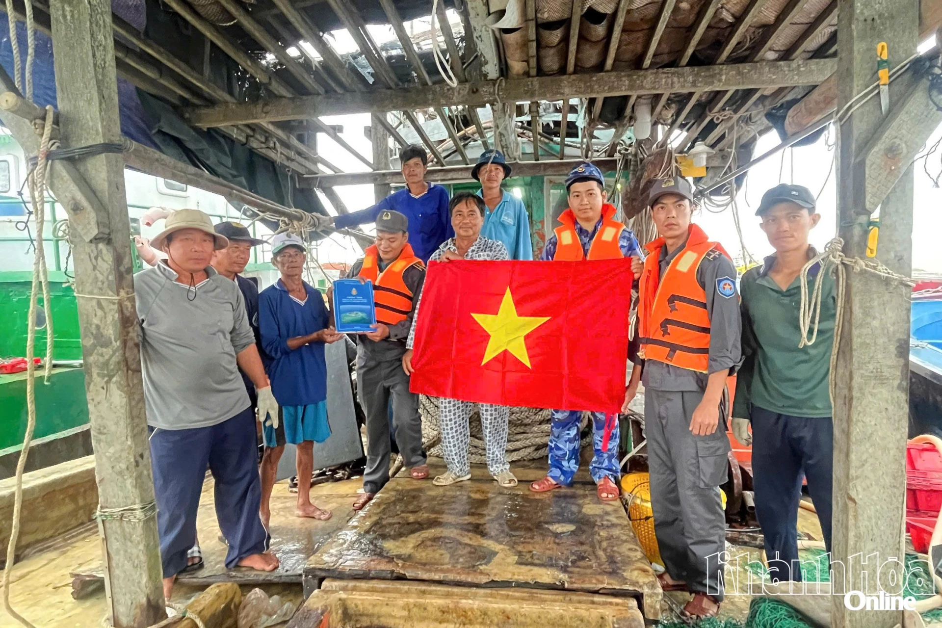 Cán bộ, thủy thủ Chi đội Kiểm ngư số 4 tuyên truyền chống khai thác IUU và tặng cờ Tổ quốc cho ngư dân.