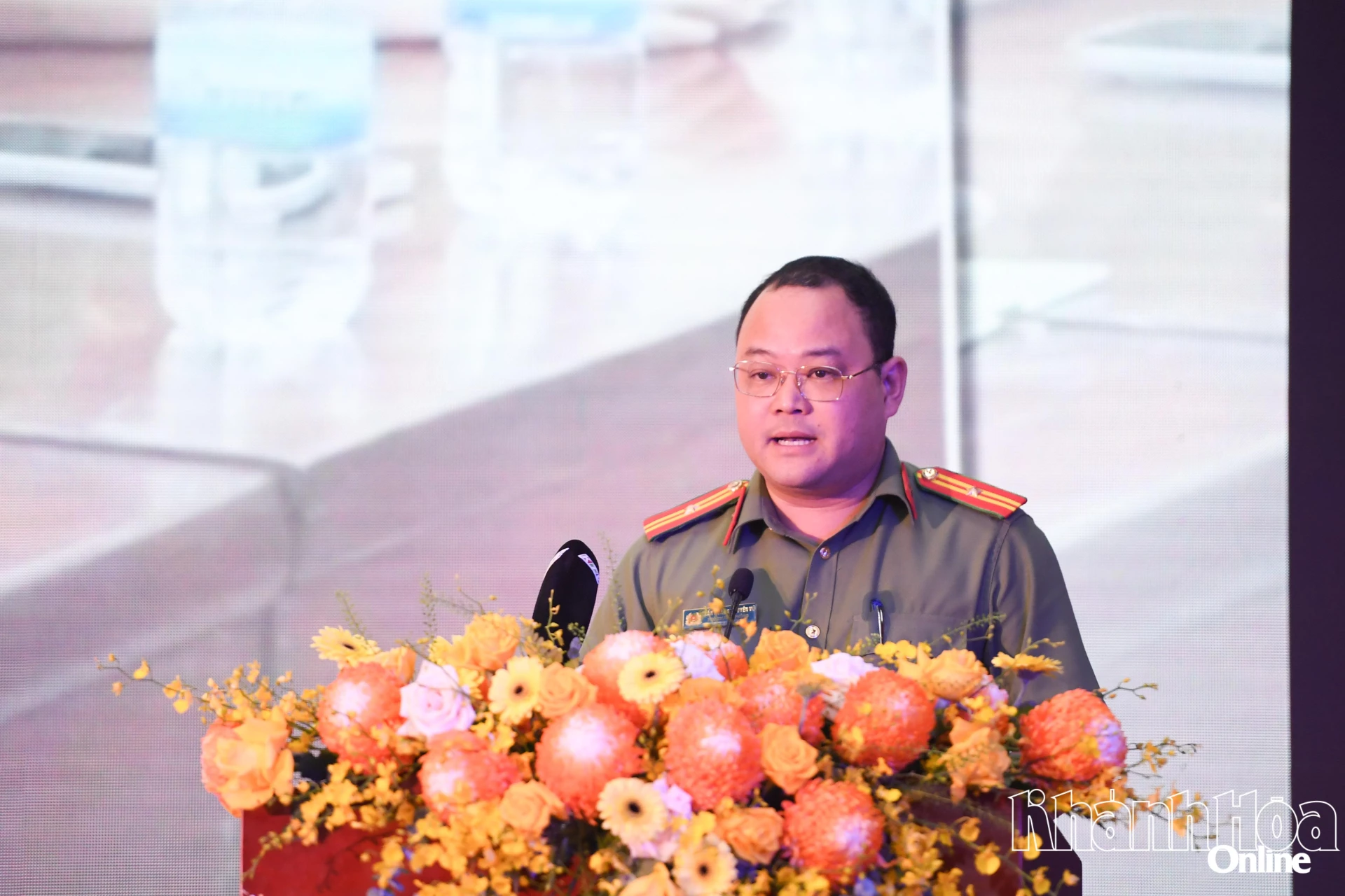 Thiếu tá Trần Hoàng Nguyên Vũ phát biểu tham luận tại hội nghị.