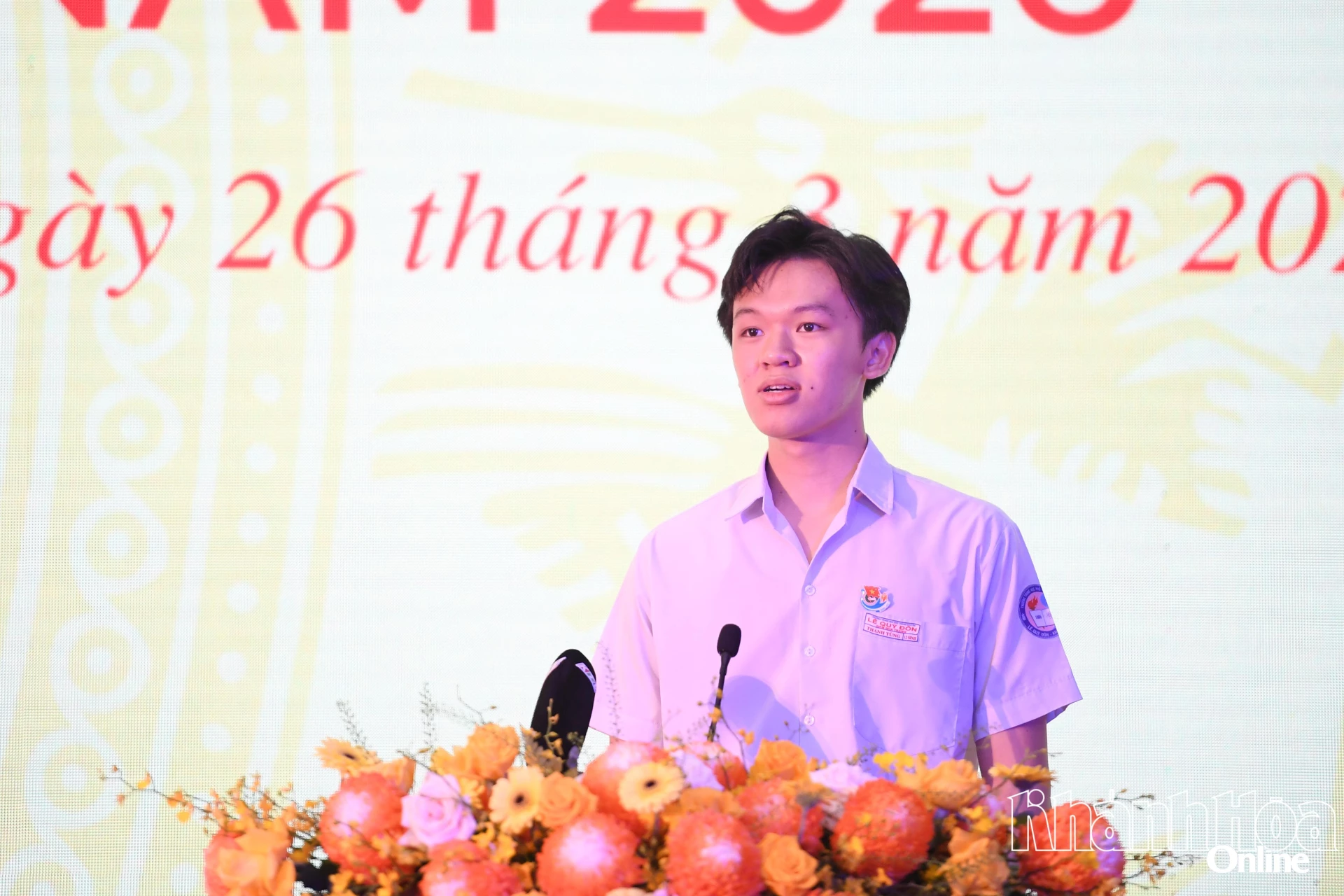 Học sinh Đoàn Thanh Tùng phát biểu tham luận tại hội nghị.