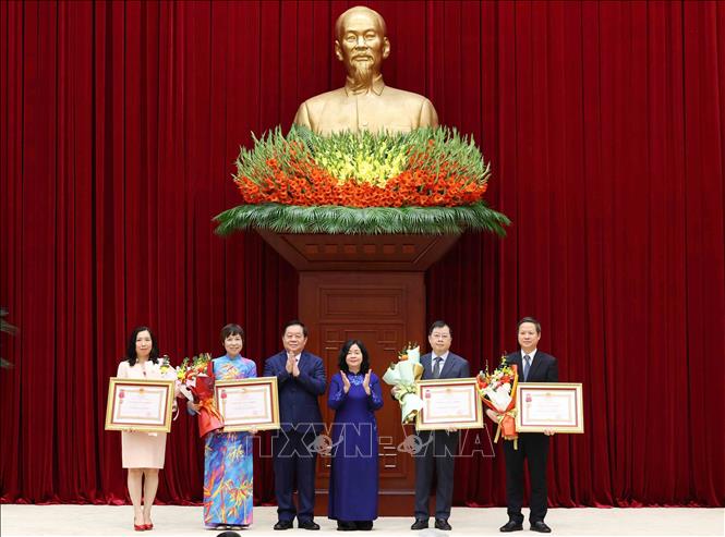 Các đồng chí Ủy viên Bộ Chính trị, Bí thư Trung ương Đảng: Bùi Thị Minh Hoài, Chủ tịch Ủy ban Trung ương Mặt trận Tổ quốc Việt Nam và Nguyễn Trọng Nghĩa, Chủ nhiệm Tổng cục Chính trị trao Huân chương Lao động hạng Nhì cho các đơn vị có thành tích xuất sắc, đột xuất trong công tác tham mưu, tổ chức, phục vụ Đại hội XIV của Đảng. 