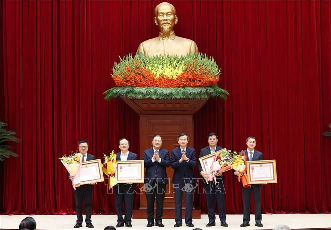 Các đồng chí Ủy viên Bộ Chính trị trao Huân chương Lao động Hạng Ba cho các đơn vị có thành tích xuất sắc, đột xuất trong công tác tham mưu, tổ chức, phục vụ Đại hội XIV của Đảng. Ảnh: Phương Hoa/TTXVN