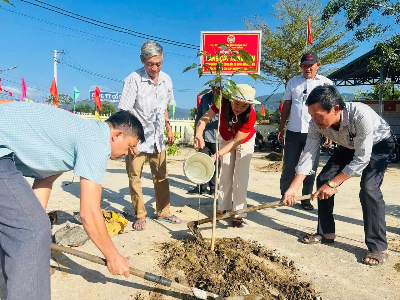 Đại diện các chi hội nông dân xã Vạn Thắng tham gia trồng cây.