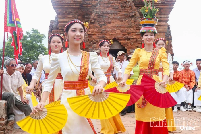 Phát huy giá trị trang phục truyền thống của đồng bào Chăm 