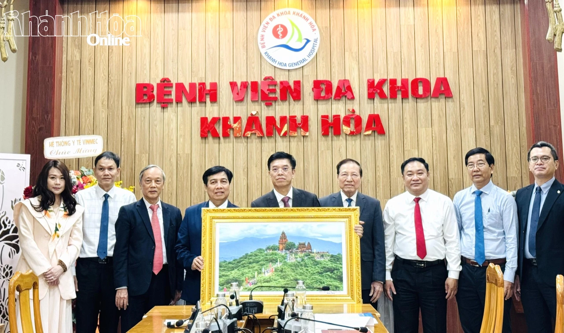 Đại diện Bệnh viện Đa khoa Khánh Hòa tặng bức tranh cho Hệ thống y tế Vinmec