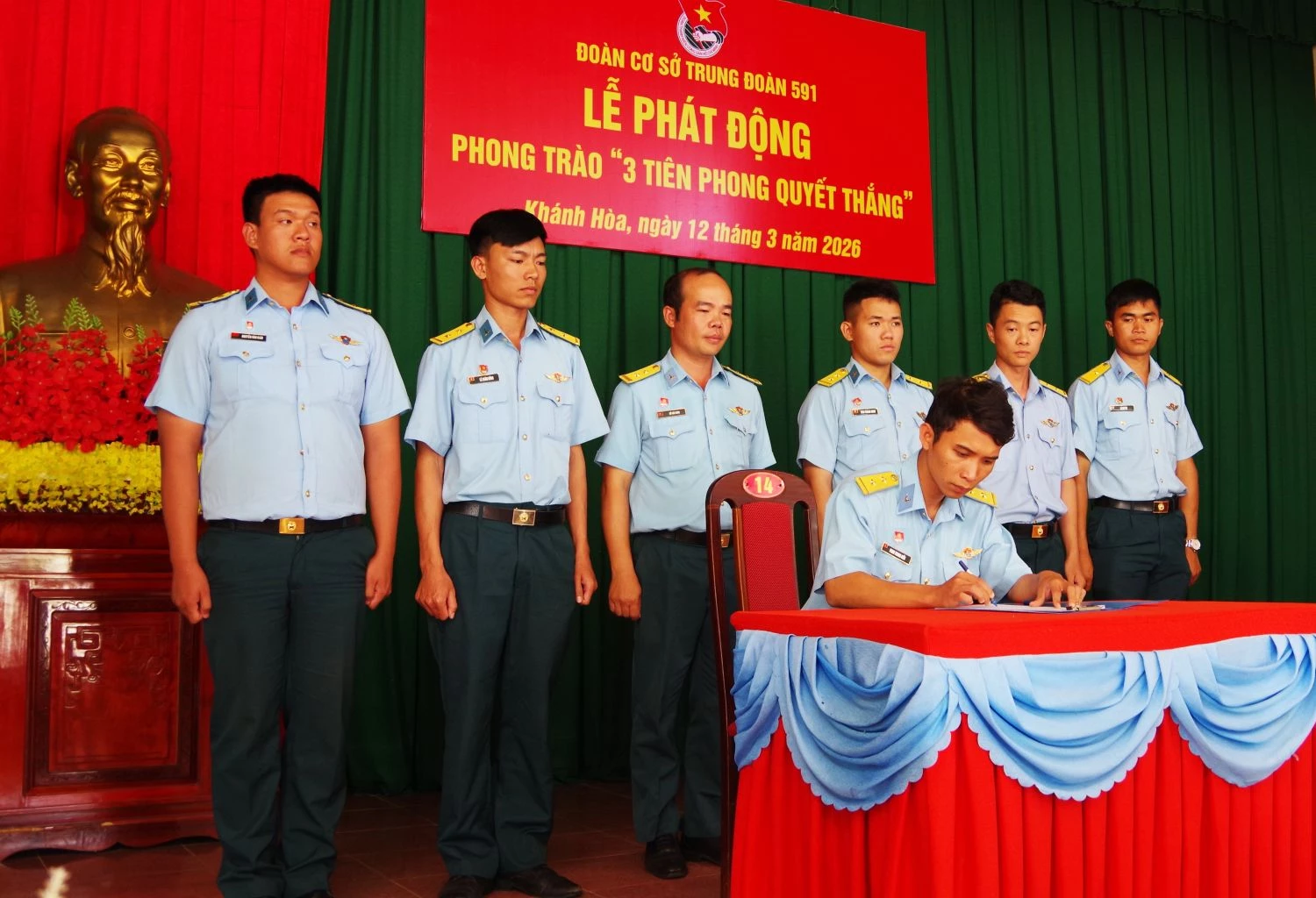 Đại diện các chi đoàn ký kết giao ước thi đua.