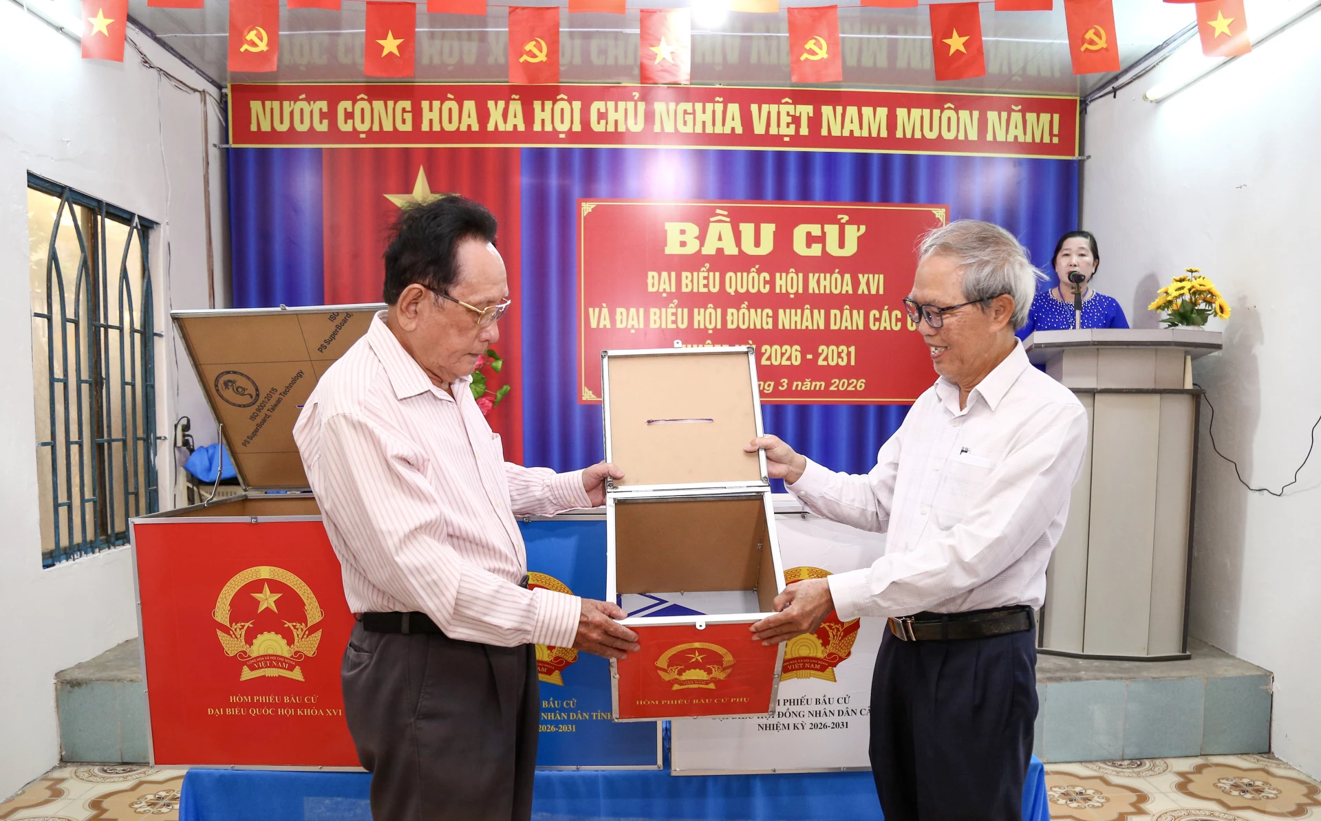 Đại diện cử tri kiểm tra thùng phiếu tại Khu vực bỏ phiếu số 4 (phường Phan Rang). Ảnh: Thanh Long.