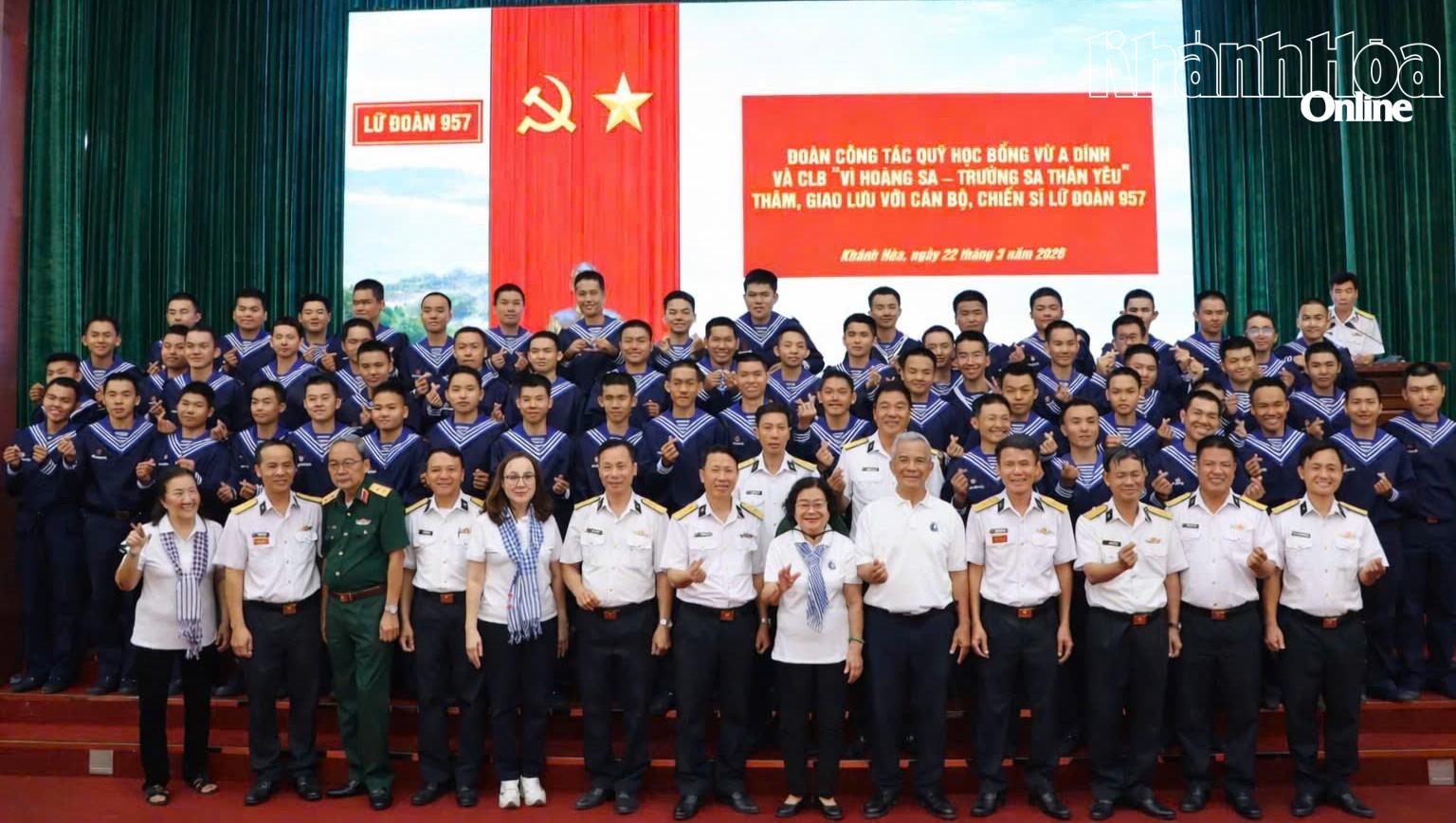 Đại diện đoàn công tác chụp hình lưu niệm với cán bộ, chiến sĩ Lữ đoàn 957