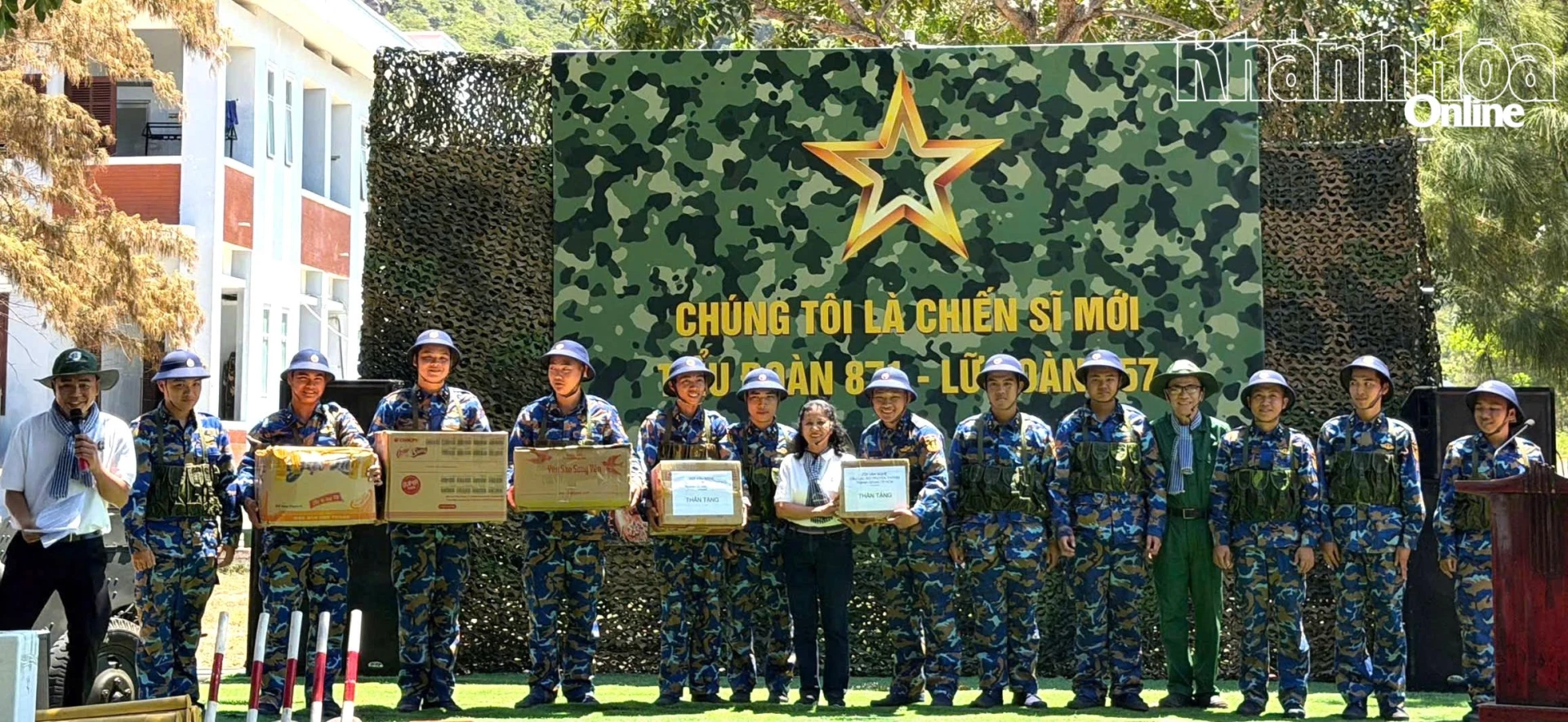 Đại diện đoàn công tác trao quà cho cán bộ, chiến sĩ