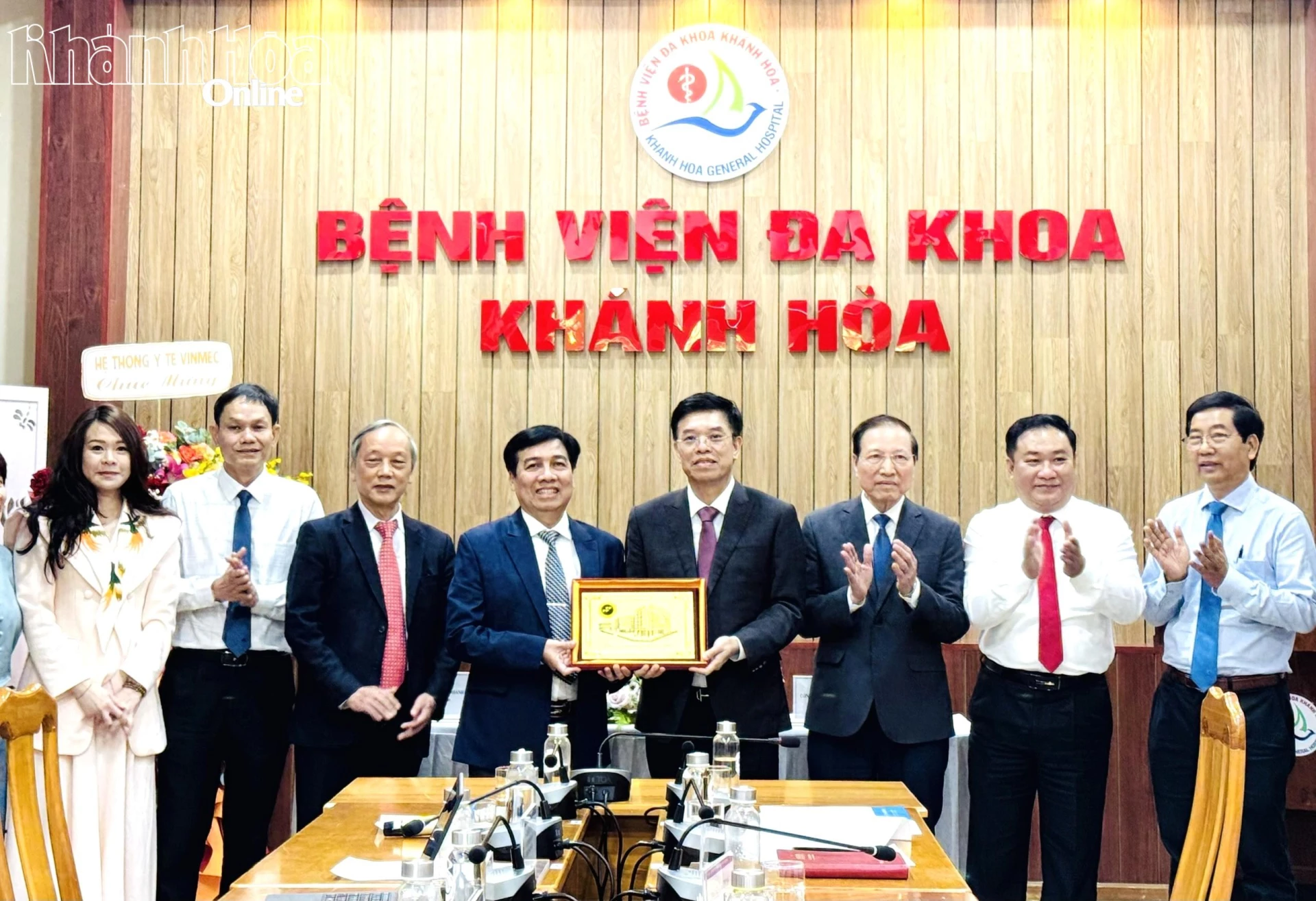 Đại diện Hệ thống y tế Vinmec tặng biểu tượng của hệ thống cho Bệnh viện Đa khoa Khánh Hòa