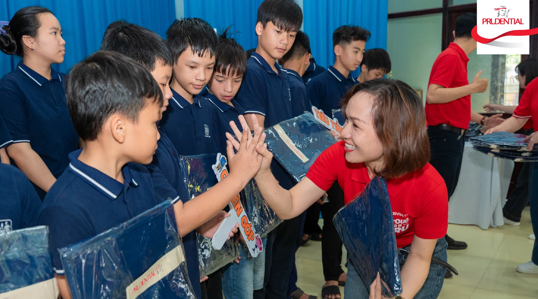 Đại diện Prudential Việt Nam phát quà gửi tặng các em học sinh