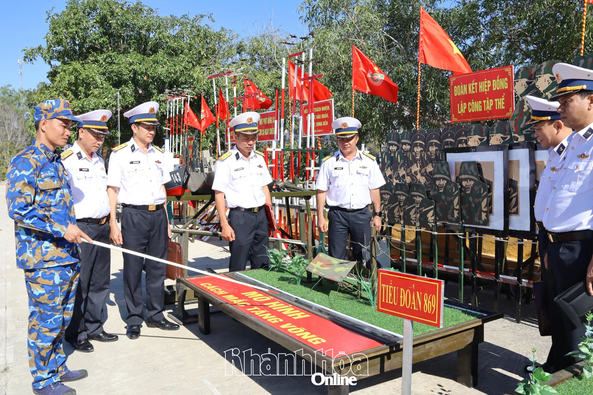 Đại tá Nguyễn Văn Thọ tham quan trưng bày mô hình học cụ huấn luyện của Lữ đoàn