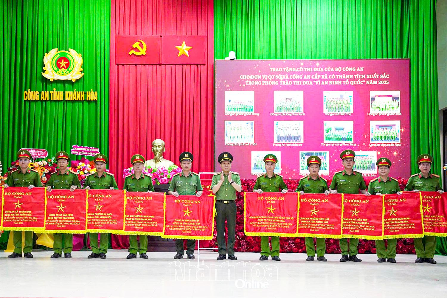 Đại tướng Lương Tam Quang - Ủy viên Bộ Chính trị, Bộ trưởng Bộ Công an trao cờ thi đua của Bộ Công an cho 11 tập thể thuộc lực lượng Công an tỉnh Khánh Hòa có thành tích xuất sắc năm 2025.