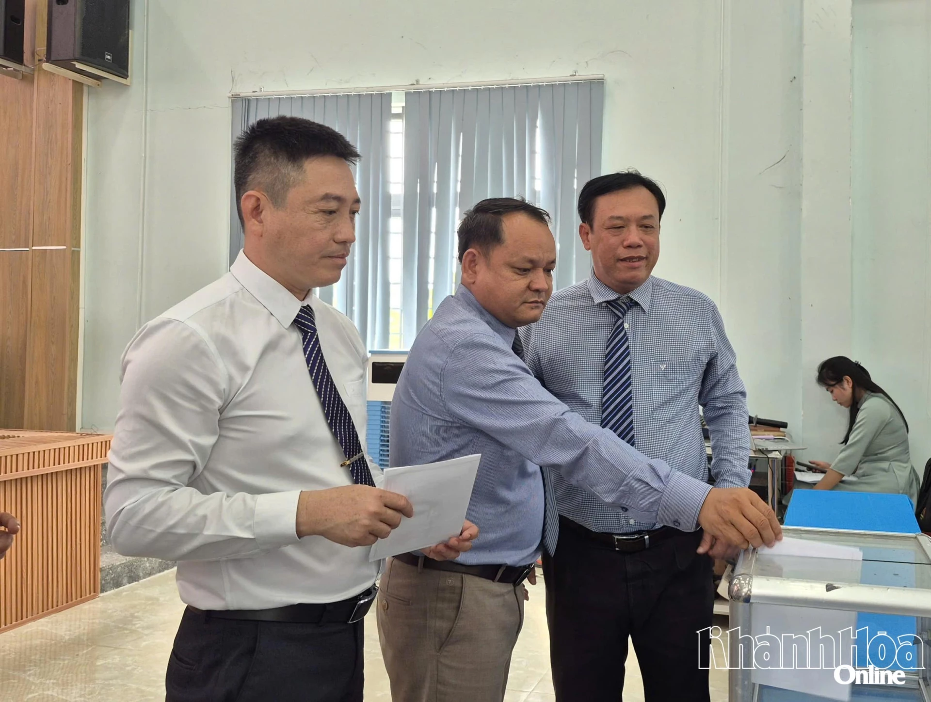 Lãnh đạo xã bỏ phiếu bầu các chức danh