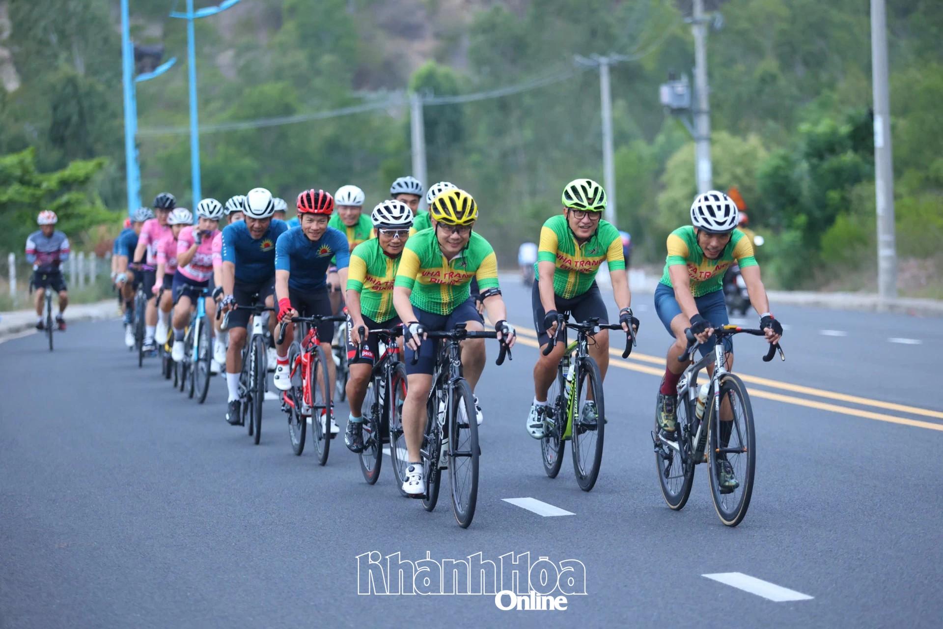 Đạp xe thể thao phong trào.