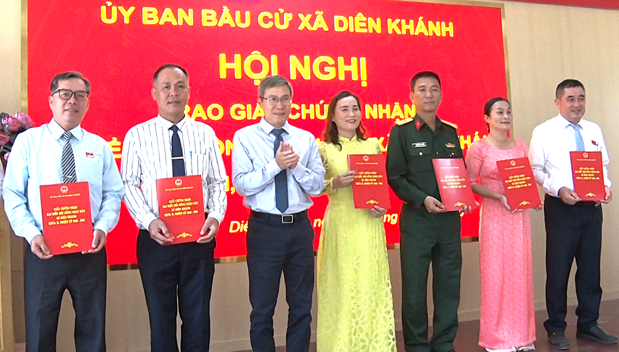Lãnh đạo xã Diên Khánh trao giấy chứng nhận cho các đại biểu HĐND xã nhiệm kỳ 2026 - 2031.