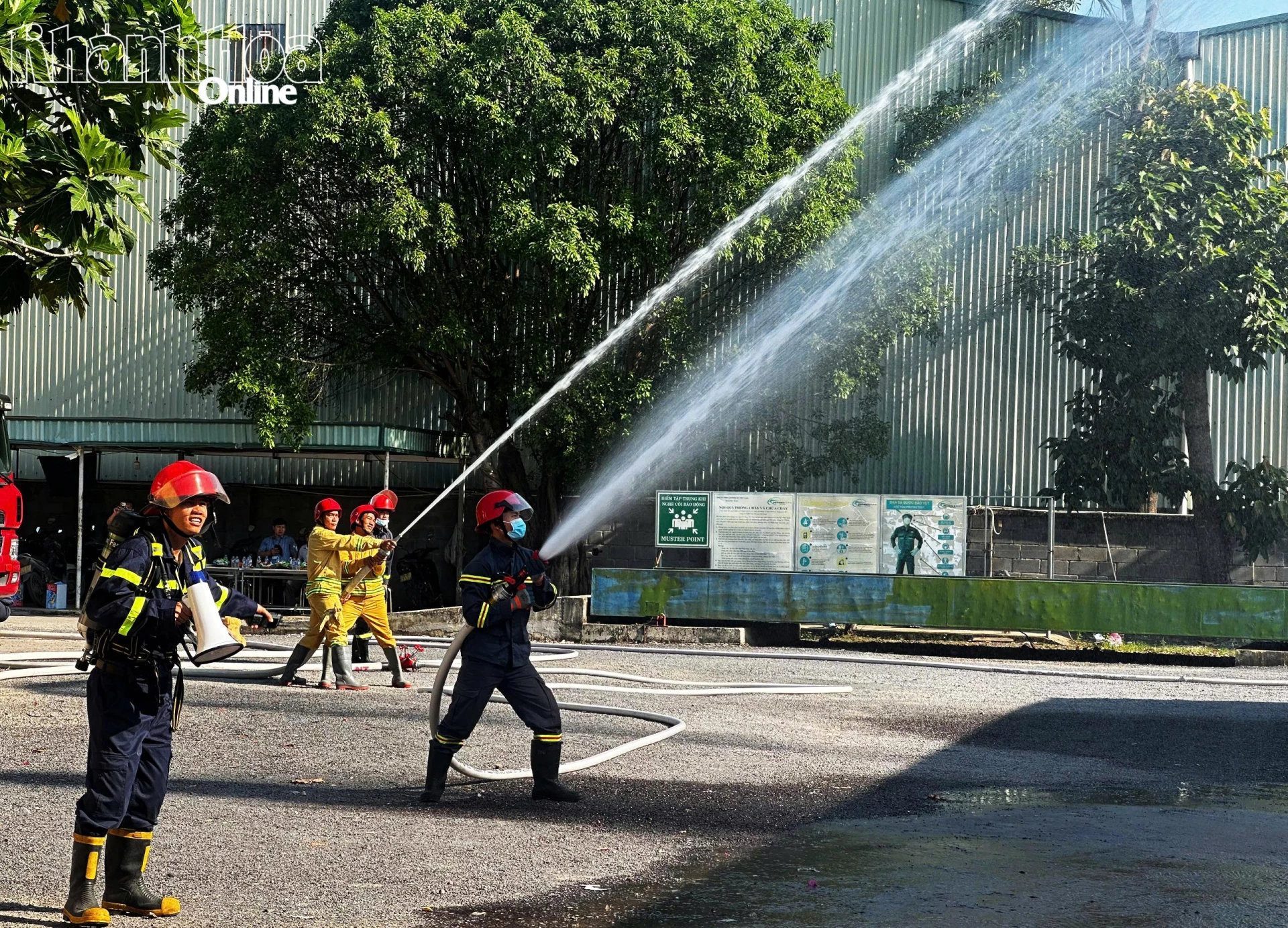 Các lực lượng tham gia chữa cháy trong tình huống giả định.
