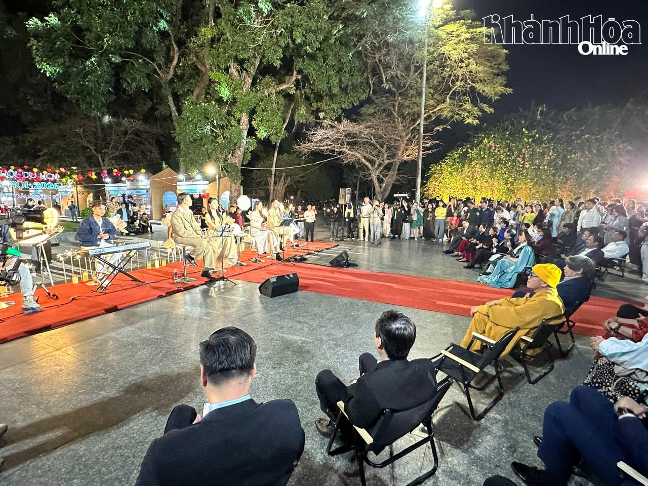 Không gian nghệ thuật được tổ chức trong tối khai mạc Lễ hội Du lịch Hà Nội 2026